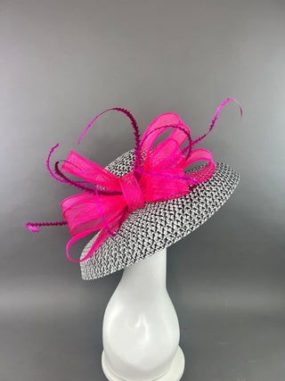BLACK AND WHITE ROUND BRIM WITH FUCHSIA BOW.