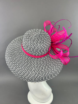 BLACK AND WHITE ROUND BRIM WITH FUCHSIA BOW.