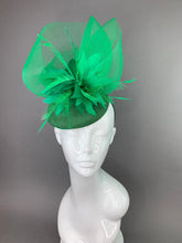 Load image into Gallery viewer, Emerald Green Fascinator, crinoline fascinator, Green Derby hat, Womens Hat, Tea Party Hat, Church Hat, Fancy Hat, Green Hat,
