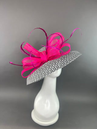 BLACK AND WHITE ROUND BRIM WITH FUCHSIA BOW.