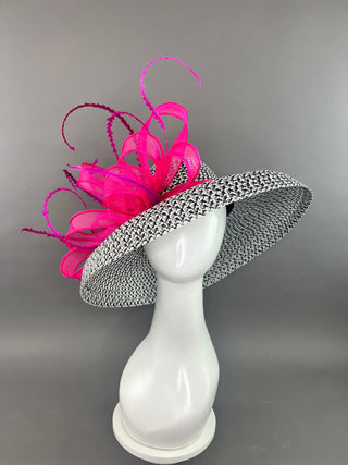 BLACK AND WHITE ROUND BRIM WITH FUCHSIA BOW.