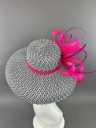 BLACK AND WHITE ROUND BRIM WITH FUCHSIA BOW.