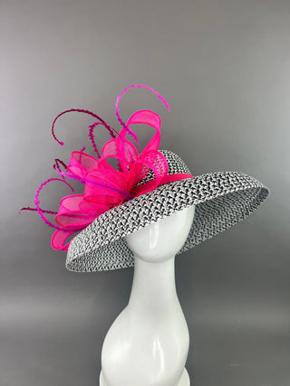 BLACK AND WHITE ROUND BRIM WITH FUCHSIA BOW.