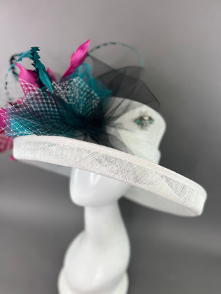 WHITE FLIPPED BRIM WITH MAGENTA BLOOM