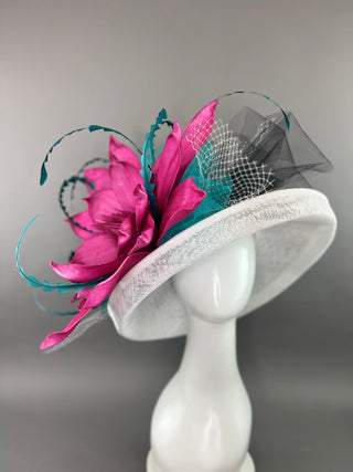 WHITE FLIPPED BRIM WITH MAGENTA BLOOM