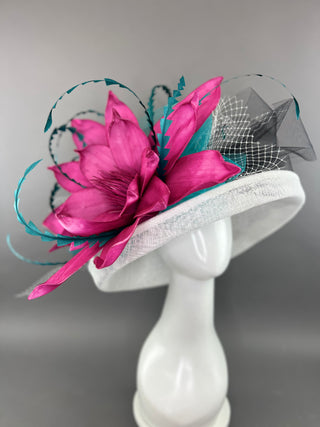 WHITE FLIPPED BRIM WITH MAGENTA BLOOM