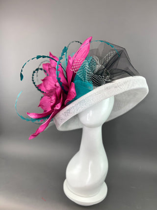 WHITE FLIPPED BRIM WITH MAGENTA BLOOM