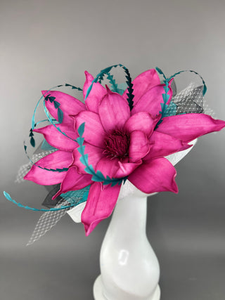 WHITE FLIPPED BRIM WITH MAGENTA BLOOM