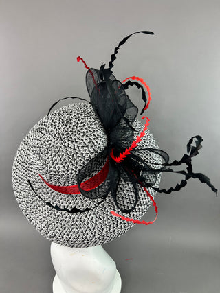 BLACK AND WHITE ROUND BRIM WITH RED ACCENTS