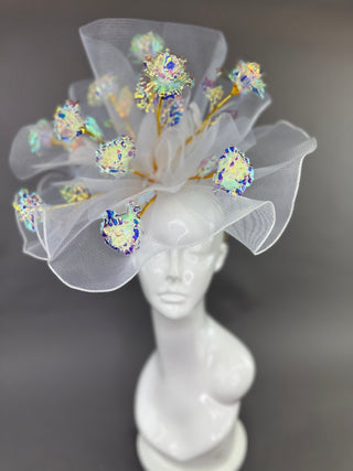 WHITE FASCINATOR HAT “HATINATOR” WITH GOLD STEMMED IRIDESCENT ROSES - The Hat Hive