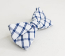 Load image into Gallery viewer, NAVY AND WHITE BOW TIE