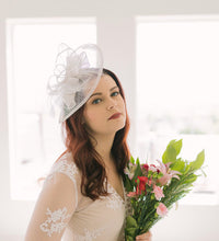 Load image into Gallery viewer, White Fascinator - Bridal Fascinator -  Women&#39;s Tea Party Hat, Church Hat, Derby Hat, Bridal Hat, White Hat, Tea Party Hat, wedding hat