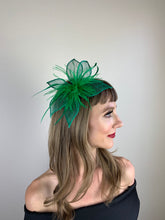 Load image into Gallery viewer, Emerald Green Fascinator, Tea Party Hat, Bridal wedding hat, Derby Hat, Formal Hair Piece, Womans Hair Clip, British Fancy Hat,