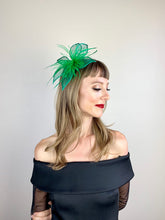 Load image into Gallery viewer, Emerald Green Fascinator, Tea Party Hat, Bridal wedding hat, Derby Hat, Formal Hair Piece, Woman&#39;s Hair Clip, British Fancy Hat,