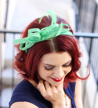 Load image into Gallery viewer, Kelly Green Fascinator, Tea Party Hat, Church Hat, Derby Hat, Fancy Hat, Mint Green Hat, Tea Party Hat, wedding hat