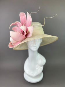 LIGHT PINK BLOOM WITH CURLED SPINES HAT