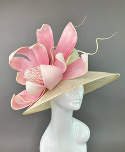 LIGHT PINK BLOOM WITH CURLED SPINES HAT